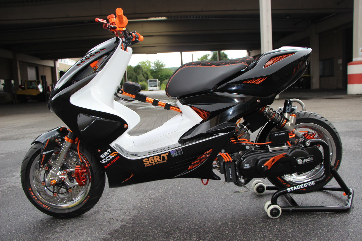Yamaha Aerox interior / RPG strut / helmet compartment