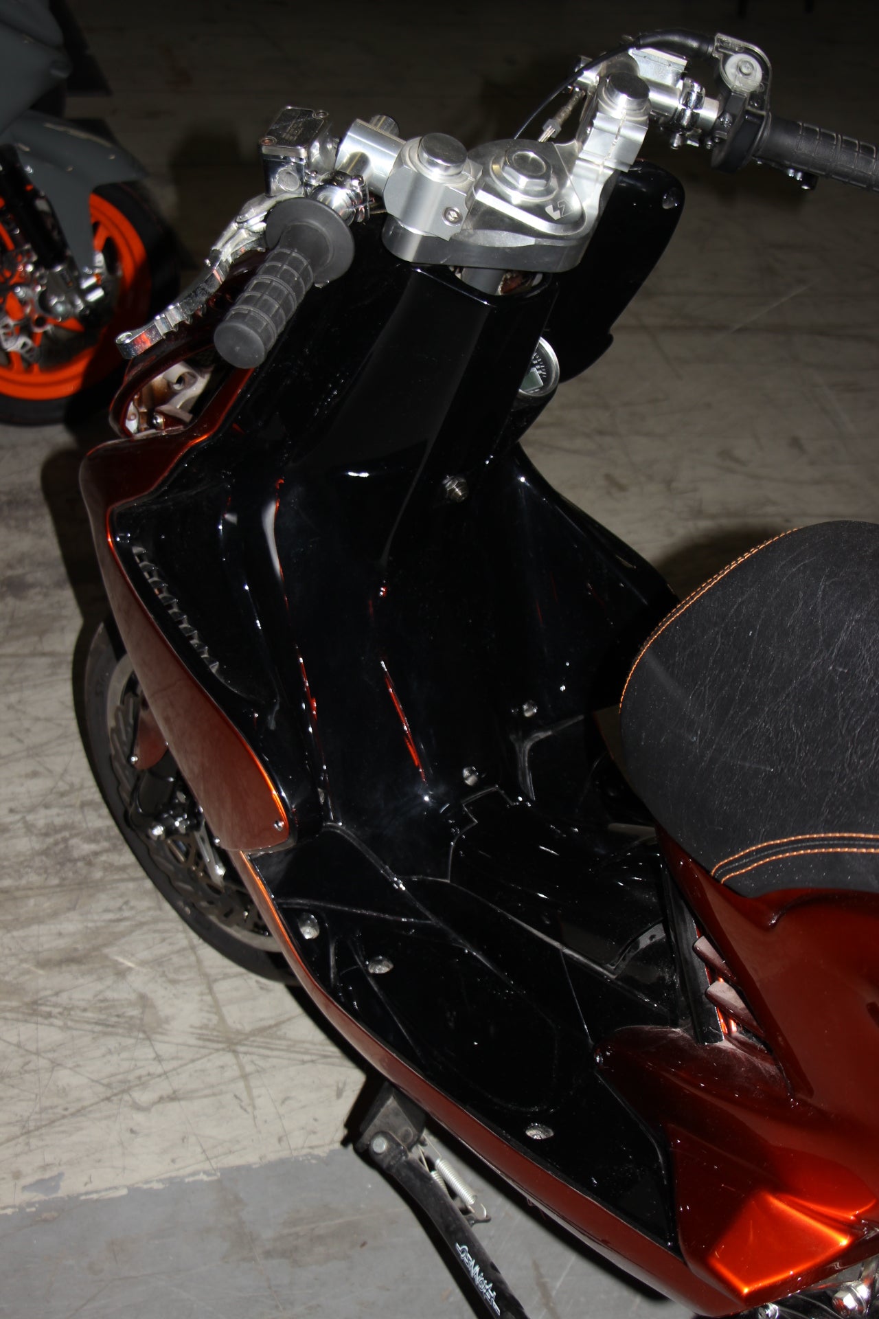 Yamaha Aerox interiør metalisk sort