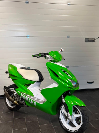 Yamaha Aerox interiör vit